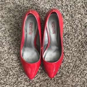 RED SHINY PUMPS